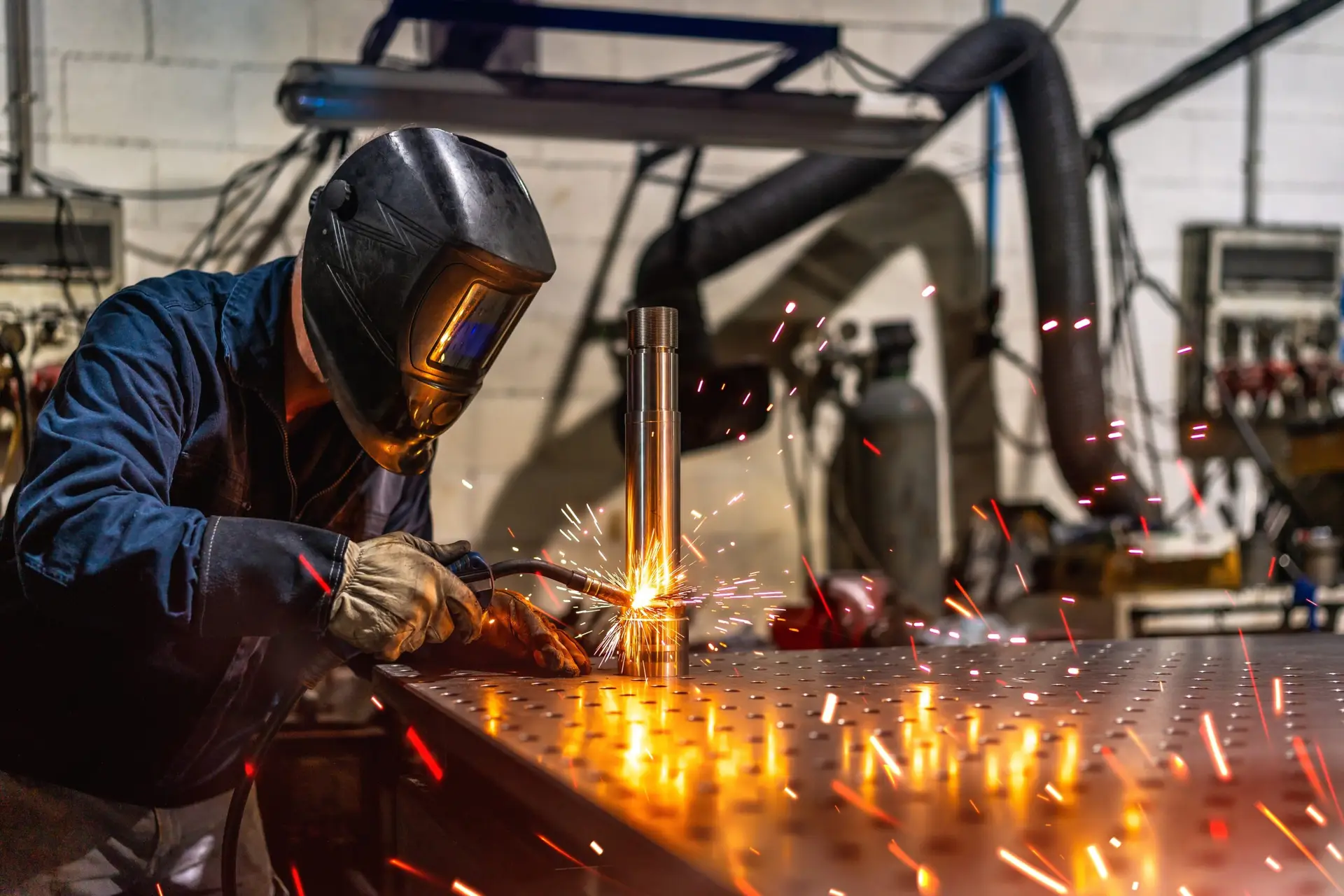 Soudeur travaillant sur un assemblage métallique
