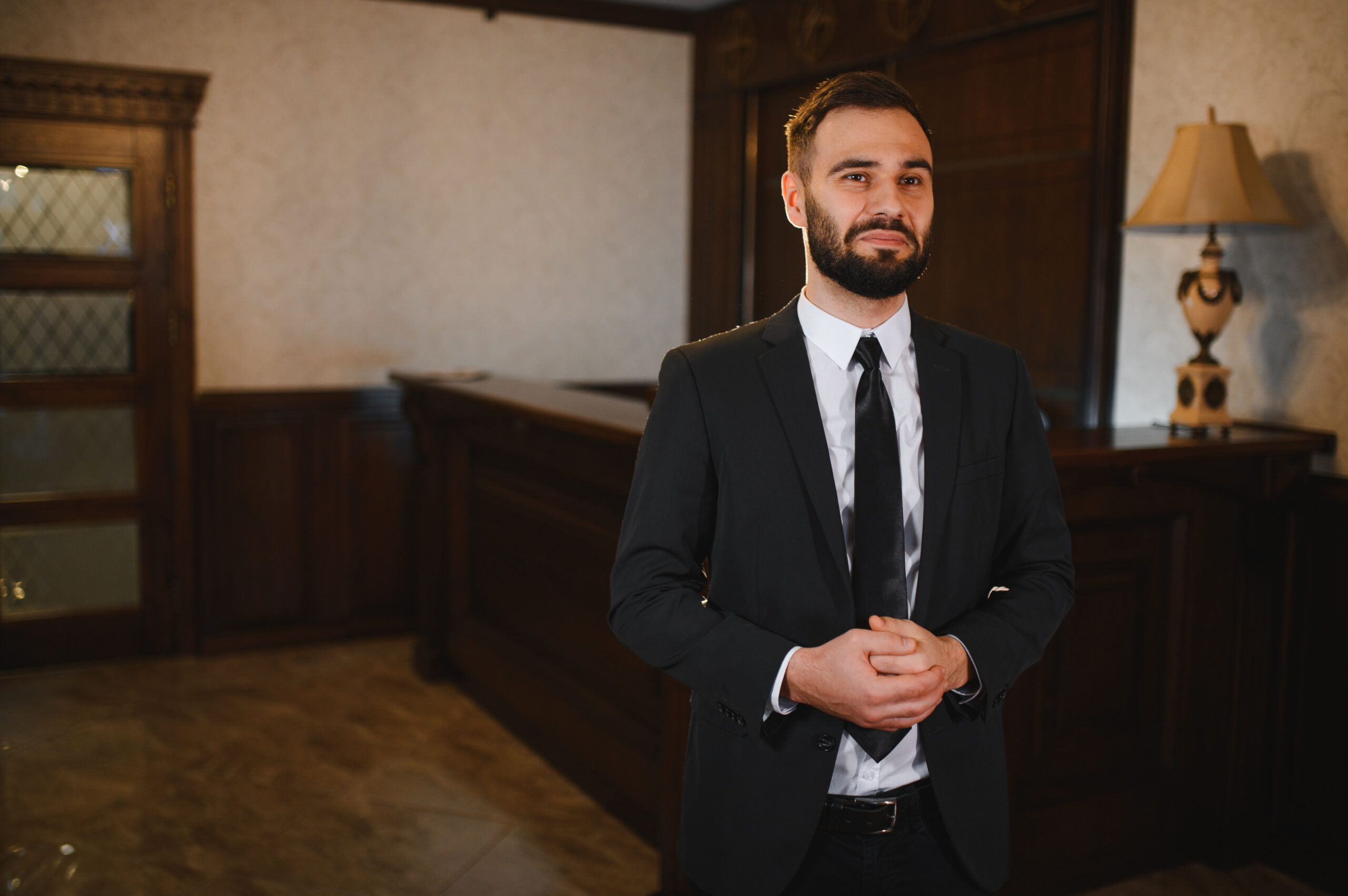 Réceptionniste professionnel dans le hall d’un hôtel