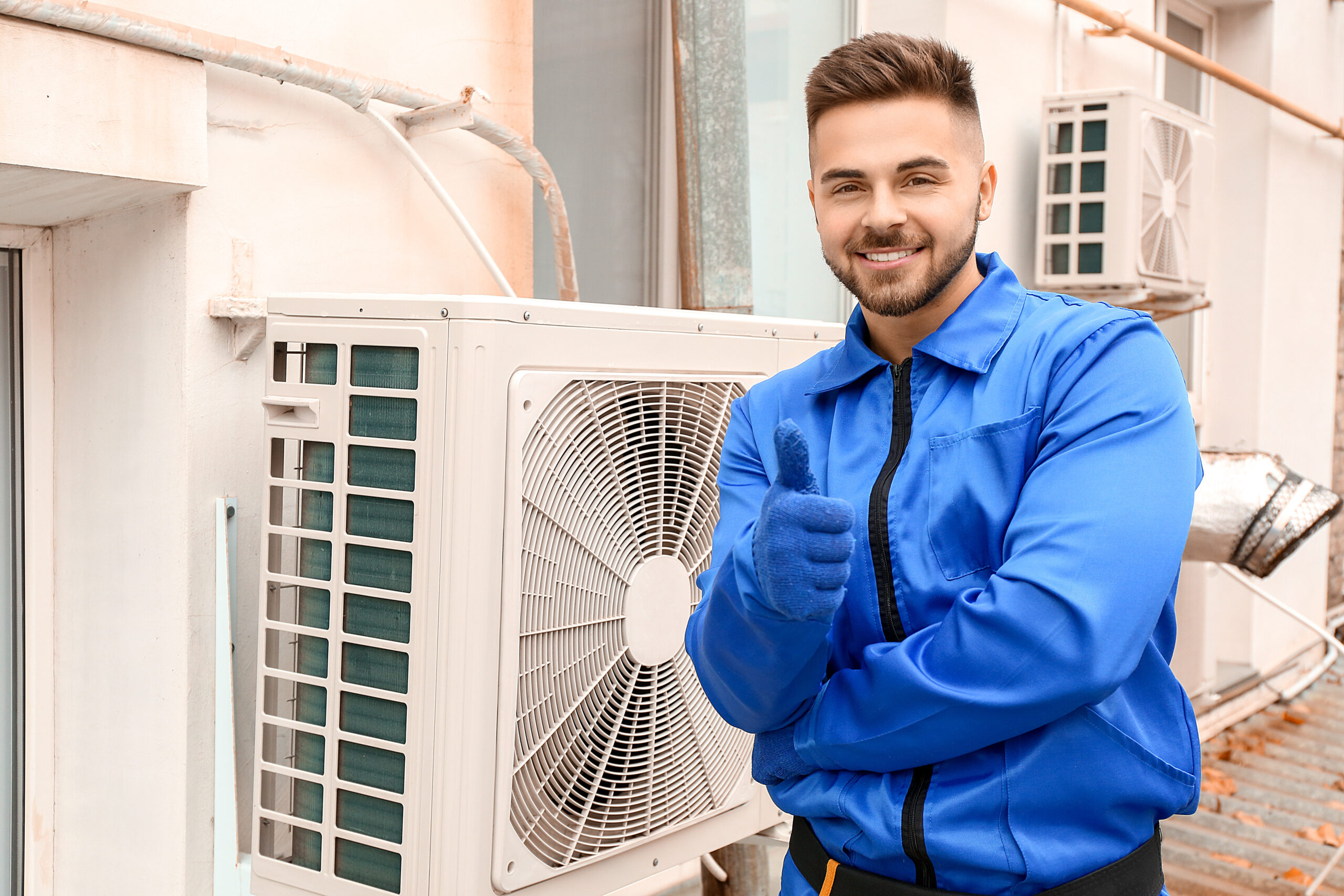 Technicien installant un équipement de climatisation