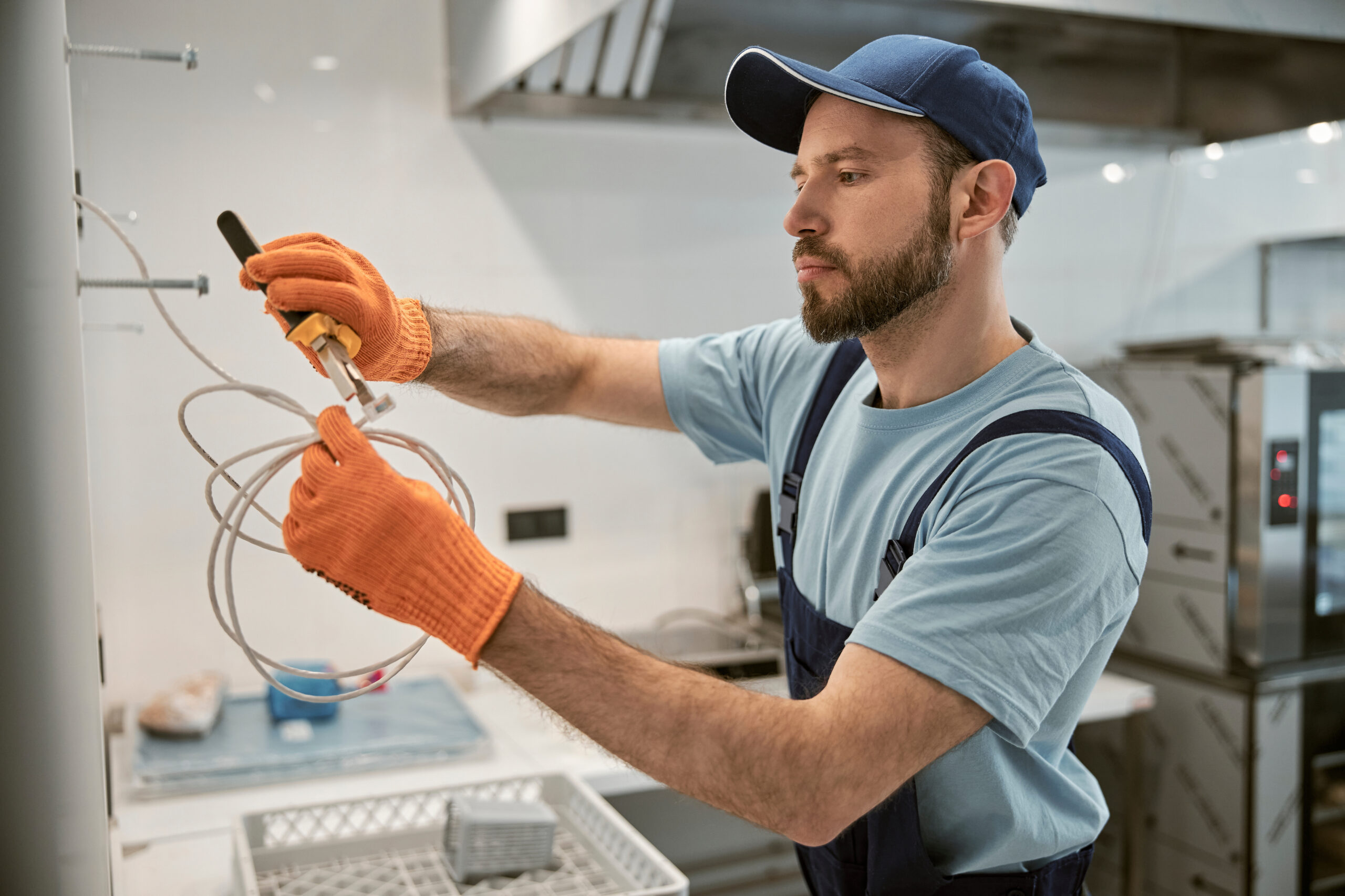 Électricien préparant un raccordement