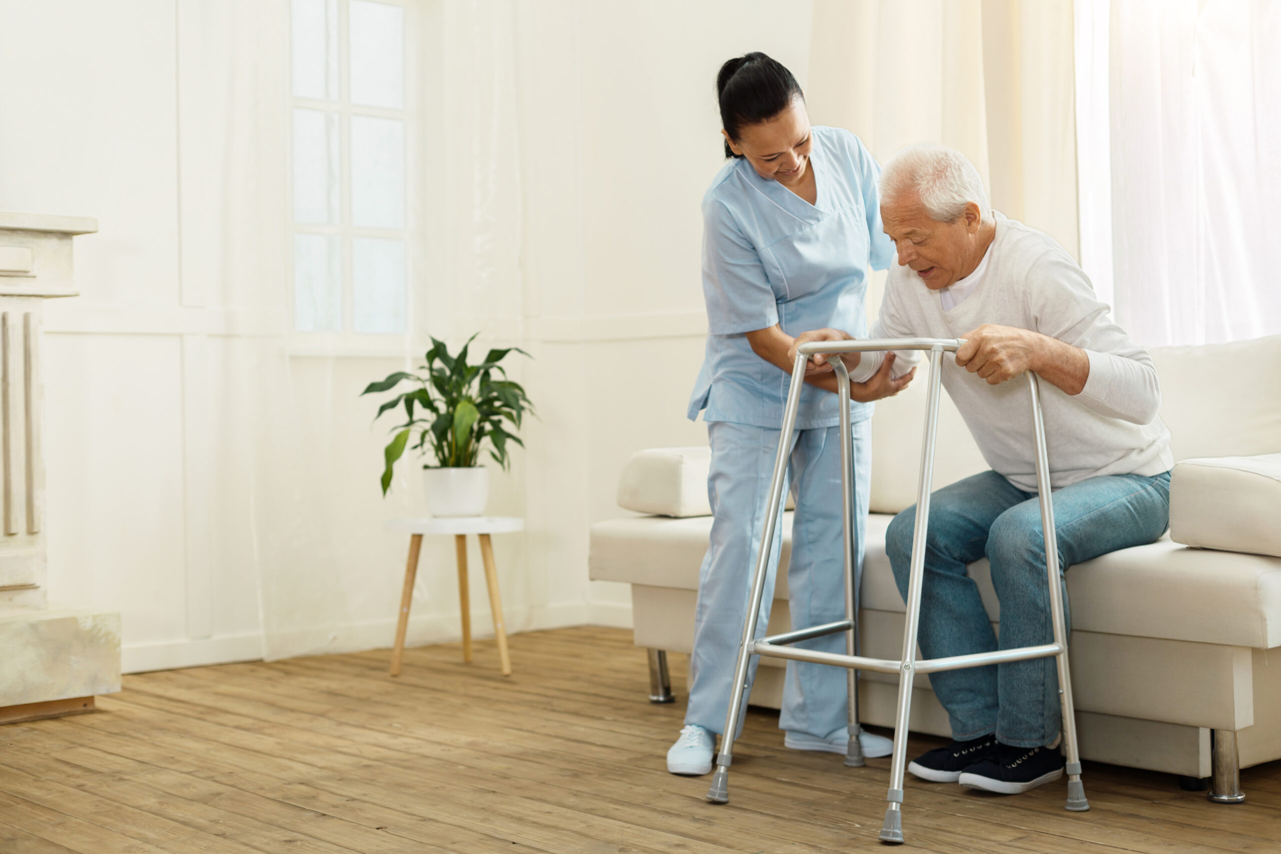 Professionnelle accompagnant une personne dans un cadre de soin
