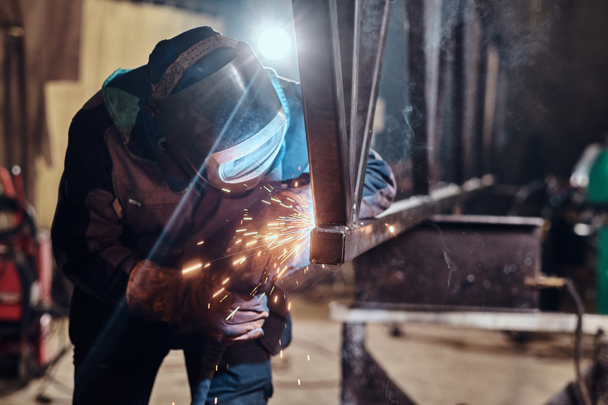 Professionnel de la soudure en environnement industriel
