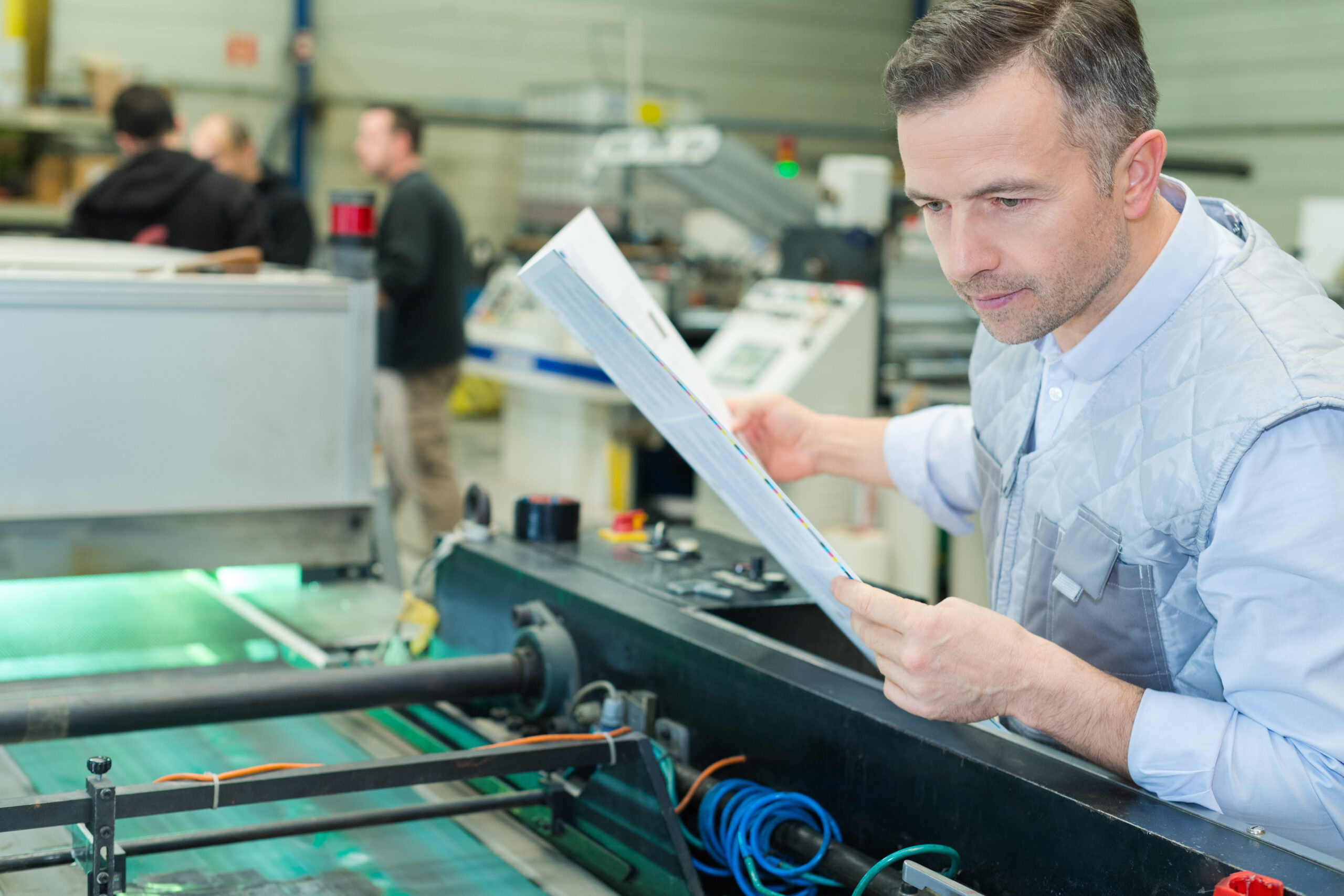Professionnel contrôlant un équipement industriel